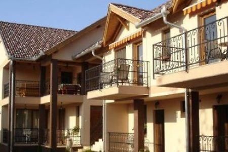 Mediterran Apartman Es Vendeghaz Hajdúszoboszló Exterior foto
