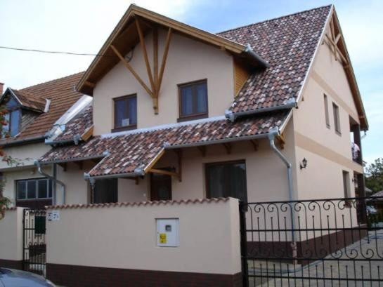 Mediterran Apartman Es Vendeghaz Hajdúszoboszló Exterior foto