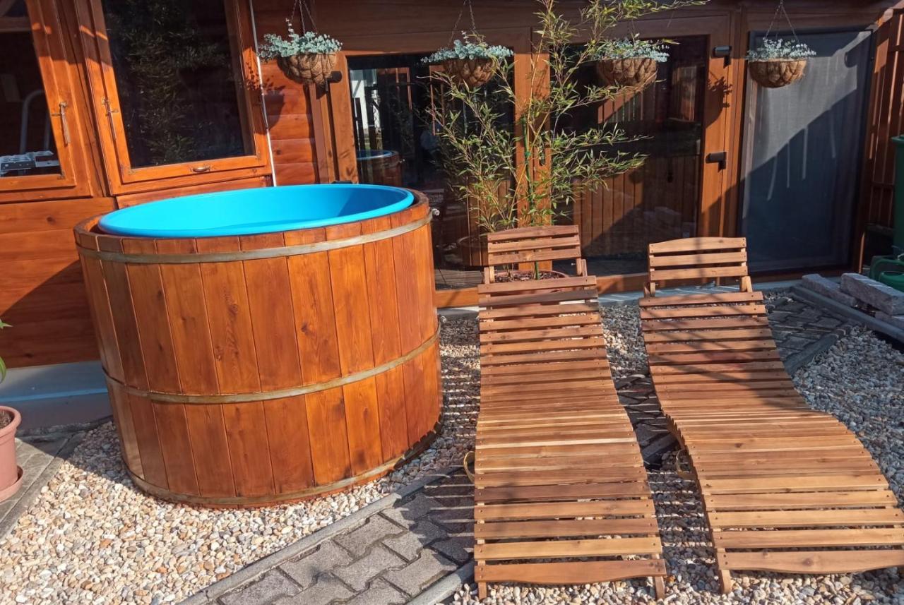 Mediterran Apartman Es Vendeghaz Hajdúszoboszló Exterior foto